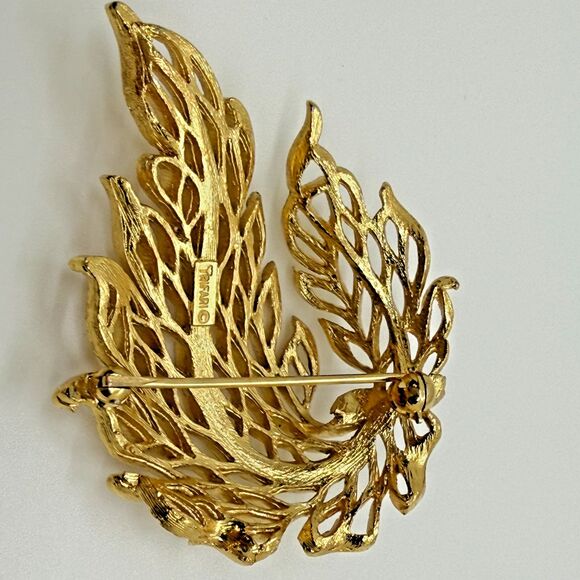 VTG Crown Trifari Goldtone Textured Openwork Leaf Brooch Modernist MCM Old Money - Picture 7 of 9